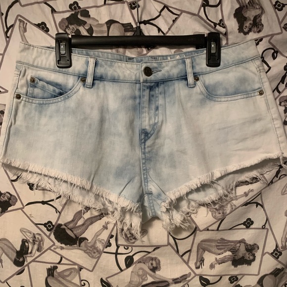 Volcom Daisy Dukes w/ Tie Dye Pocket - Picture 2 of 10